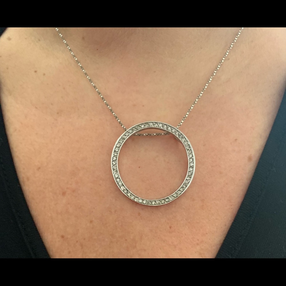 Pendant full circle (chain not included)